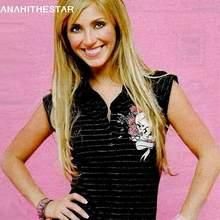 Ce iti place la Anahi? - pey imi place parul,ochii,corpul,felul ei de-a fi - Anahi