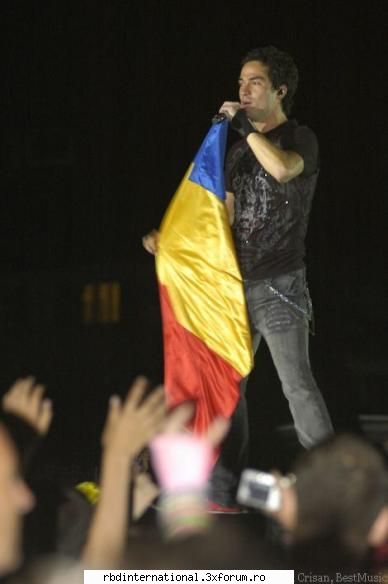 RBD in Romania-poze - Poncho....cu steagul Romaniei! - RBD in Romania2007