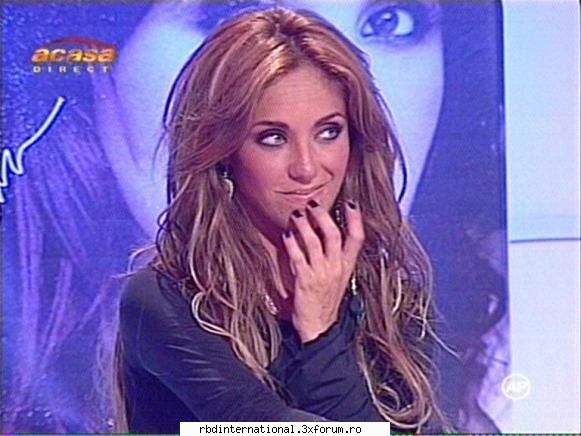 Tinuta zilei - es la mas bella :D =) :) :D - Anahi