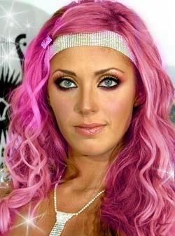 *** any a avut parul roz?*** - am gasit poza asta pe un site ,eu cred ca poarta - Anahi