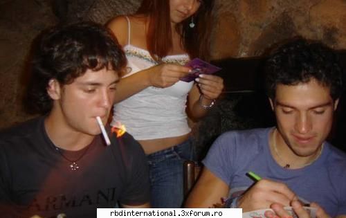 membrii trupei fumeaza....totzi!!!!! - a 8a e cu.......ucker! - RBD