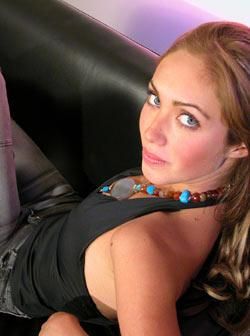 comentarii haioase oare ami pozeaza astia mult?ca sunt nemachiata cam rosie cam prea frumoasa!